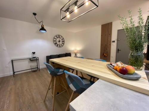 une salle à manger avec une table avec un bol de fruits dessus dans l'établissement Le Faucon du Donon, à Grandfontaine