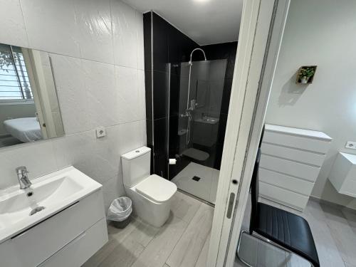 uma casa de banho com um WC, um lavatório e um chuveiro em Garden City Loft Nº2/2 em Córdoba