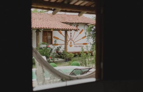 - une vue sur un bâtiment doté d'une horloge dans l'établissement Casinhas da Serena - Casa cacau, à Caraíva
