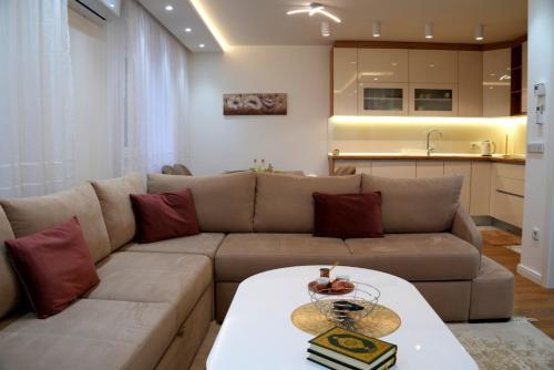 un salon avec un canapé et une table dans l'établissement Triple A Apartments, à Sarajevo