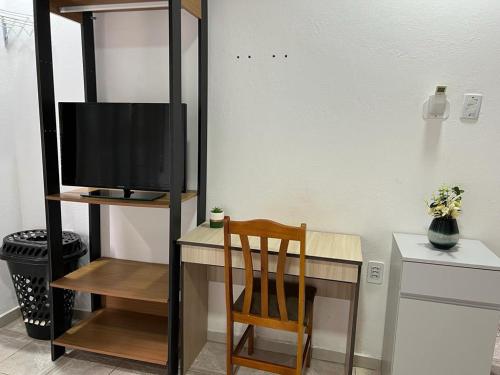 Guaíba的住宿－Pousada Recanto da Palmeira，一张桌子、椅子和一台电视机