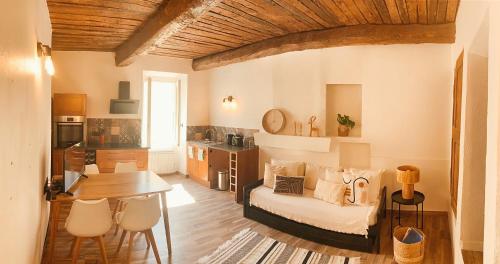 un salon avec un canapé et une table dans l'établissement Charmant appartement à Ampus, à Ampus