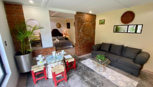 a living room with a couch and a table at Huerta Don Felipe in Irimbo