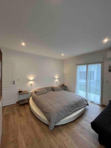 Ένα ή περισσότερα κρεβάτια σε δωμάτιο στο Logement 2 chambres sur propriété privé de 3500m2