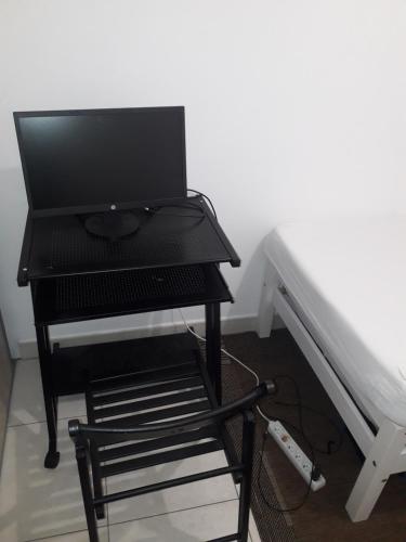 - un bureau noir avec un ordinateur dans l'établissement Chambre-Room, à Montpellier
