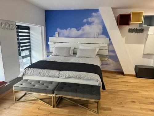 une chambre avec un grand lit avec un mur bleu dans l'établissement L’OPÉRA-GARE, à Lille