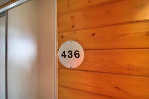 un numéro de maison sur une porte en bois dans l'établissement Résidence Les Chalets des Arolles - maeva Home - Studio 4 Personnes - Confort MAE-5711, à Aime La Plagne