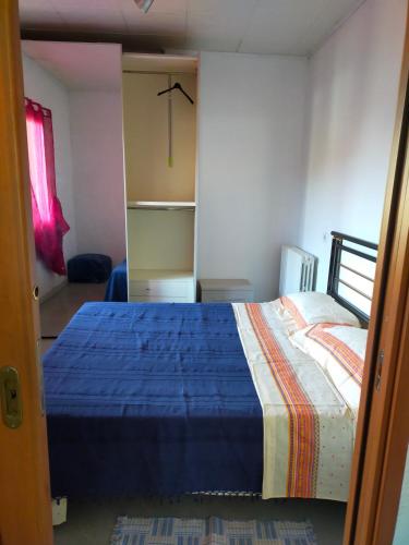 una camera con un letto e una coperta blu di Mini ma funzionale a Giulianova