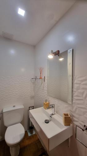 Łazienka z białą toaletą i umywalką w obiekcie CA L' ANGELINA w mieście Calonge