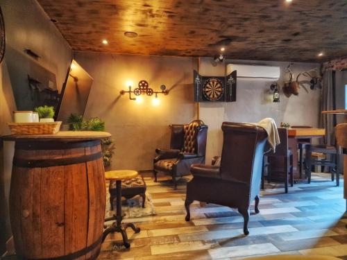 The Pub - Unique & Authentic Experience - Free Parking!, 5 minutes from Airbus and The Mall Cribbs photo 10