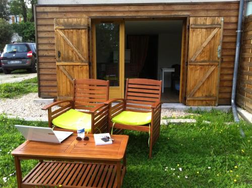 2 chaises et une table avec un ordinateur portable dans l'établissement Appartement proche Sites Olympiques et Disneyland Paris, Bords de Marne, à Dampmart