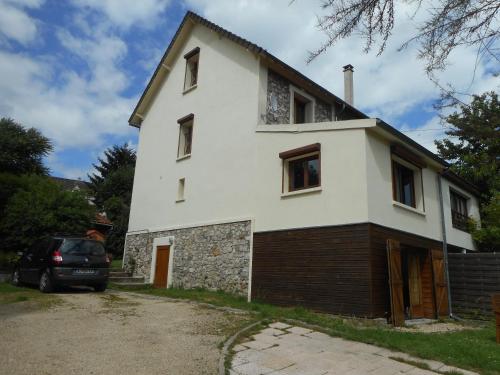 une maison blanche avec une voiture garée devant elle dans l'établissement Appartement proche Sites Olympiques et Disneyland Paris, Bords de Marne, à Dampmart
