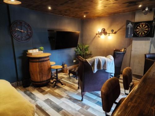The Pub - Unique & Authentic Experience - Free Parking!, 5 minutes from Airbus and The Mall Cribbs photo 14