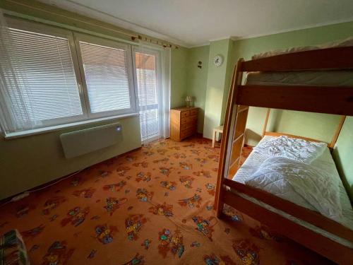 מיטה או מיטות קומותיים בחדר ב-Dvoupodlažní zděná chata