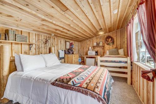 Lake GeorgeにあるCabin in Colorado National Forest!の木製の部屋にベッド1台が備わるベッドルーム1室があります。