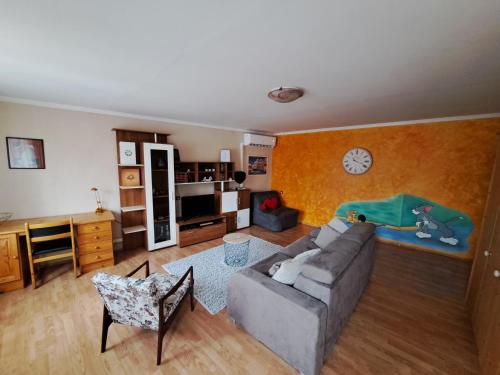 een woonkamer met een bank en een tafel bij Apartman Darija in Pazin