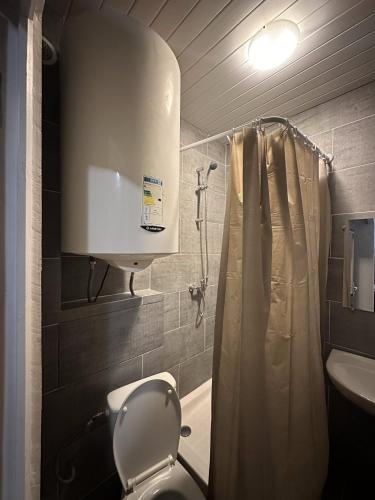 ein Bad mit einem WC und einem Waschbecken in der Unterkunft Studio Cosy - Cœur Perpignan in Perpignan