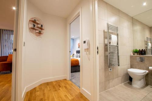 赫爾河畔京士頓的住宿－Luxury City Centre Apartment (Weekly Booking)，一间带卫生间的浴室和一间卧室