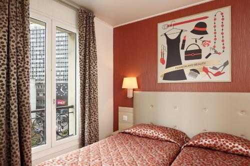 a bedroom with a bed and a window at Hotel Miramar in Paris