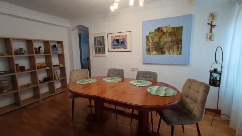 a dining room with a wooden table and chairs at Precioso apartamento a 7 minutos en tren al centro de Valencia in Benetúser