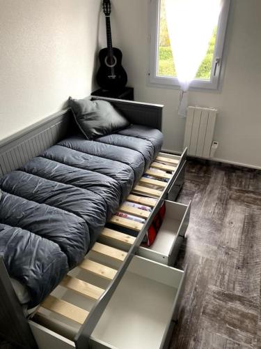 - un canapé dans le salon avec un lit dans l'établissement Aurora Surf Lodge maison Mer, à Saint-Vincent-sur-Jard