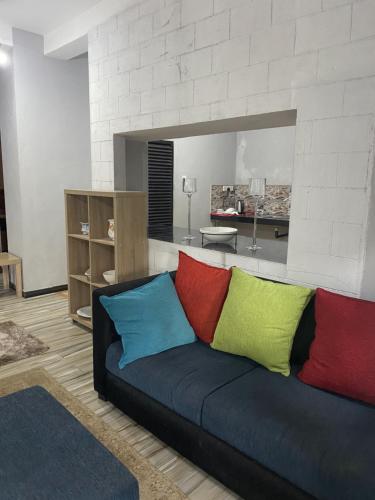sala de estar con sofá y almohadas coloridas en Black Bird Villa, en Uragasmanhandiya