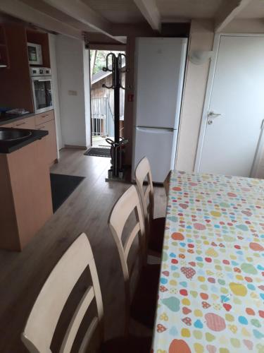 Η κουζίνα ή μικρή κουζίνα στο Poezelhoekvallei appartement