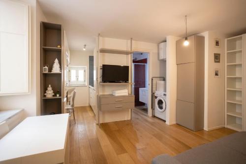 ein Wohnzimmer mit einem TV und einem Schreibtisch mit einer Mikrowelle in der Unterkunft Domo House in Salerno