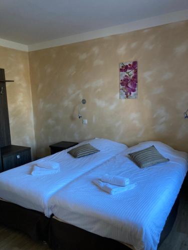 Ein Bett oder Betten in einem Zimmer der Unterkunft Logis La Résidence