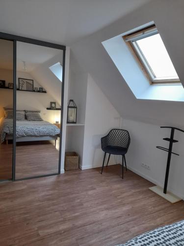 um quarto com uma cama e um espelho em Gite du Portalet em Bozouls
