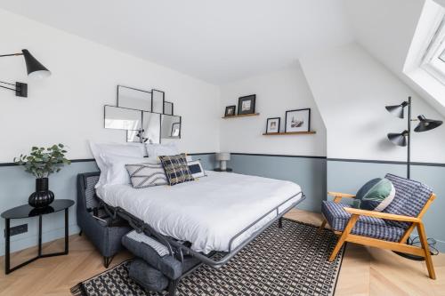 une chambre avec un lit et une chaise dans l'établissement Brand New Luxury Flat in Champs Elysees - Triangle d'Or, à Paris