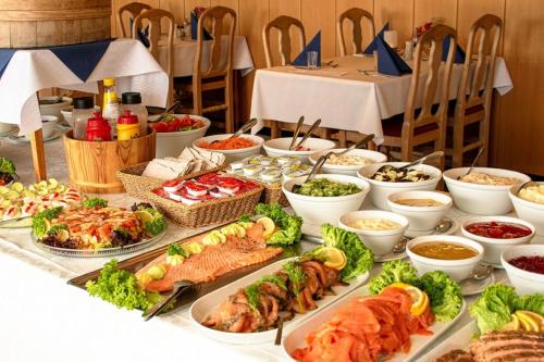 a buffet with many different types of food on a table at Rondane Haukliseter Fjellhotell in Høvringen