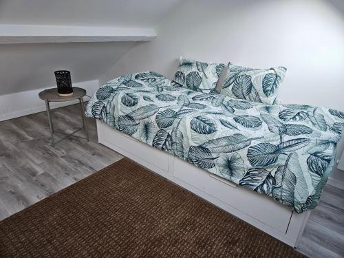 Ce lit se trouve dans un dortoir doté d'un spectre de lunettes de lit. dans l'établissement Duplex Stade de France 23 pour 4 personnes, à Saint-Denis