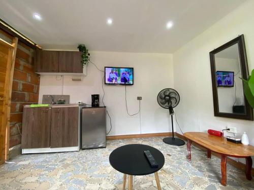 uma cozinha com um frigorífico e uma televisão na parede em La casita en la Estrella em La Estrella