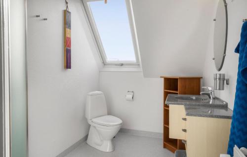 La salle de bains est pourvue de toilettes, d'un lavabo et d'une fenêtre. dans l'établissement 1 Bedroom Beautiful Apartment In Thyborn, à Thyborøn