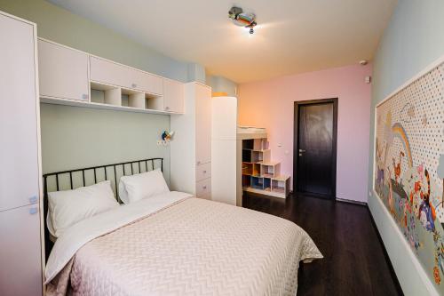 a bedroom with a large white bed in a room at Spacious apartment close to Valea Trandafirelor park! in Chişinău