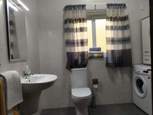 y baño con aseo y lavamanos. en Apartment close to the sea, en Marsaskala