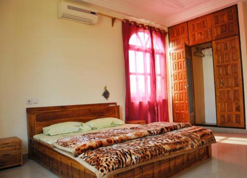 a bedroom with a bed in a room with a window at Tatiana City Appartement in Lomé