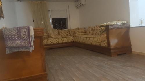 een woonkamer met een bank en een tafel bij Appartement spacieux meublé in Oujda