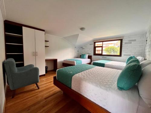 的住宿－Estancia Esperanza Quinta Vacacional，一间卧室设有两张床、一把椅子和一个窗户。