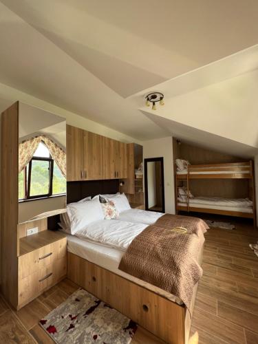 a bedroom with a large bed and a window at Hanul Doctorului Badeni-Runcu Vila 2 in Fieni