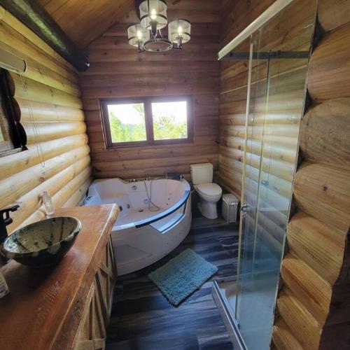 een badkamer met een bad, een wastafel en een toilet bij Villa Hermosa in Jarabacoa