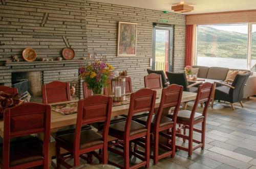 a dining room with a table and chairs at Rondane Haukliseter Fjellhotell in Høvringen