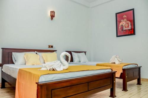 - 2 lits dans une chambre avec des cygnes dans l'établissement DARA VILLAS, à Matara