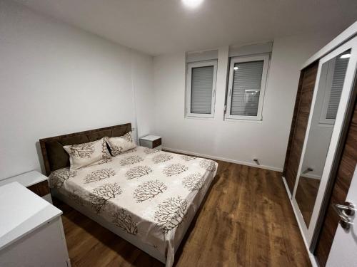 Ένα ή περισσότερα κρεβάτια σε δωμάτιο στο Besim Apartament