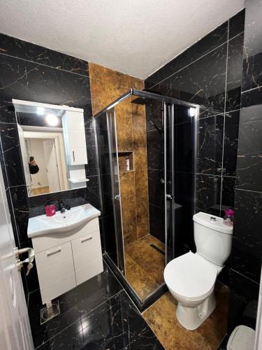 Ένα μπάνιο στο Besim Apartament