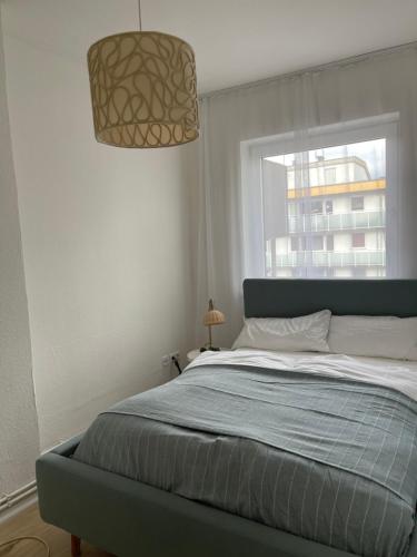 um quarto com uma cama grande e uma janela em Nordsee FeWo em Bremerhaven