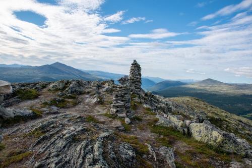 a stone tower on the top of a mountain at Rondane Haukliseter Fjellhotell in Høvringen