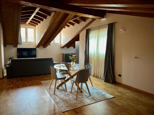 Televízia a/alebo spoločenská miestnosť v ubytovaní Magic Place Bergamo! Relax Apartment with terrace in the heart of the city