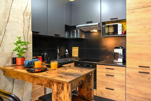 kuchnia z drewnianym stołem z napojami w obiekcie Industrial Kato w mieście Katowice